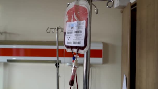 Ankara Turkiet Mars 2021 Blodtransfusionsserum Sjukhusrum Med Bloddropp — Stockvideo