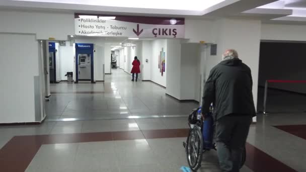 Ankara Türkei März 2021 Mann Schiebt Rollstuhl Einer Älteren Patientin — Stockvideo