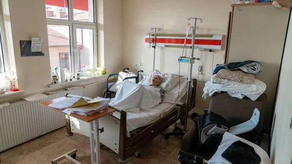 Ankara Turquie Mars 2021 Vieille Femme Dans Lit Hôpital Recevant — Photo