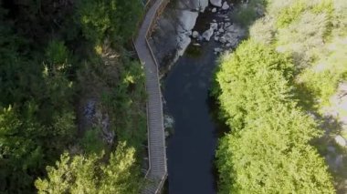 Kastamonu 'daki Kure Dağları Ulusal Parkı' ndaki Horma Kanyonu 'ndaki yürüyüş yolunun havadan görüntüsü. İHA atışı.
