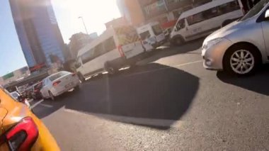 İstanbul, Türkiye - Şubat 2020: İstanbul 'da yoğun trafiğin içinden geçen bir motosikletin POV görünümü