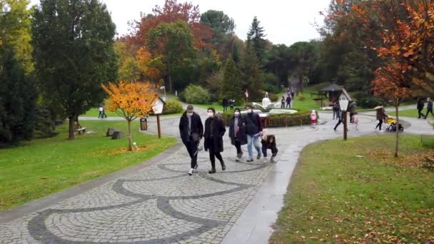 Istanbul Turkey October 2020 Visitors Relaxing Autumn Landscape Ataturk Arboretum — Stock Video