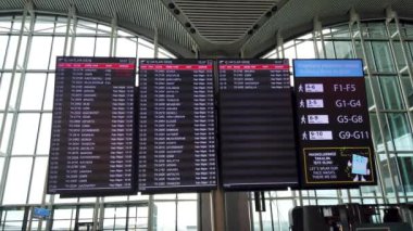 İstanbul, Türkiye - Nisan 2021: İstanbul Havaalanı 'nda uçuş bilgileri zaman tablosu
