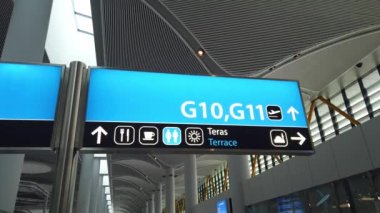 İstanbul, Türkiye - Nisan 2021: Yeni İstanbul Havalimanı 'nda havaalanında turistlerin dolaştığı uçuş kapısı tabelası