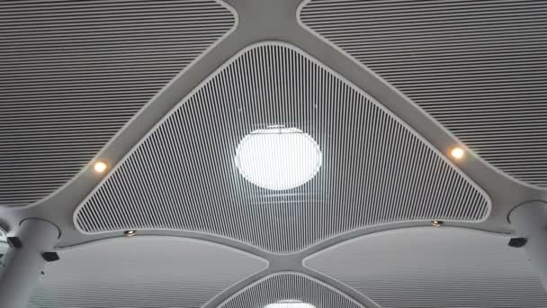 トルコのイスタンブール 2021年4月 新しいイスタンブール空港の建築天井の詳細 — ストック動画