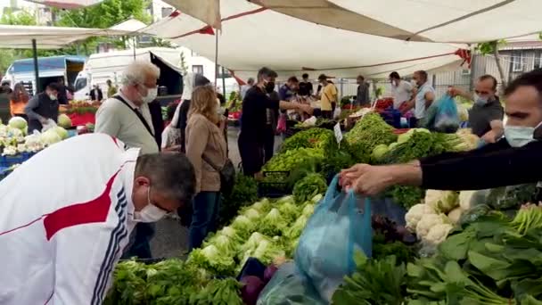 トルコのイスタンブール 2021年5月 トルコのバザーで地元のトルコ人が買い物をします トルコの地元農家市場での新鮮な有機果物や野菜の販売 — ストック動画