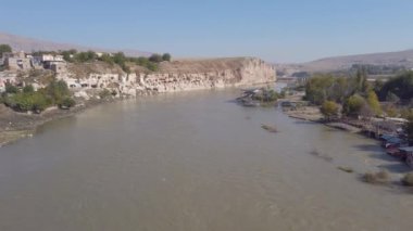 Hasankeyf, Türkiye - Ekim 2019: Hasankeyf kasabasının, tahliye edildikten sonra taş mağaralarıyla ünlü Dicle Nehri üzerindeki kalıntıları. Kasaba, Ilisu barajının suları altında kalacak.