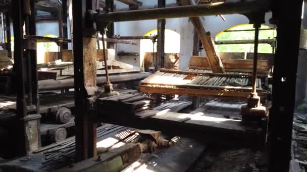 トルコのバリケサー島マルマラ島 5月2019 放棄された古い大理石の採石場工場での錆びた装置 — ストック動画