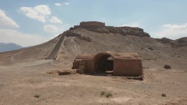 Yazd, İran - Mayıs 2019: Yazd kentindeki Dakhmeh Sessizlik Kuleleri 'nin yıkıntıları içinde yürüyen turist