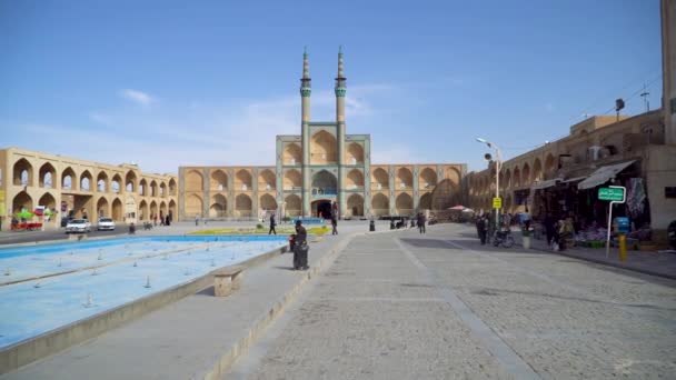 Yazd イラン 5月2019 イランのYazdにあるTakiyeh Amir Chaqmaqモスクは 対称的な沈没した床の間で注目されています — ストック動画