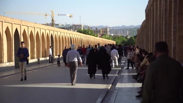 Isfahan Iran Mai 2019 Iraner Auf Der Allahverdi Khan Brücke — Stockvideo