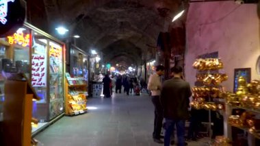 İsfahan, İran - Mayıs 2019: İran Antik İsfahan Büyük Pazarı, halı veya hediyelik eşya dükkanlarıyla dolu bir pazar. İsfahan 'da turistler ve yerel halkın alışveriş yaptığı popüler bir dönüm noktası..