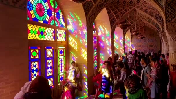 シラーズ イラン 2019年5月 ナシル マルク モスク内の観光客は カラフルなステンドグラスの窓の写真や自撮りをしようとしています — ストック動画