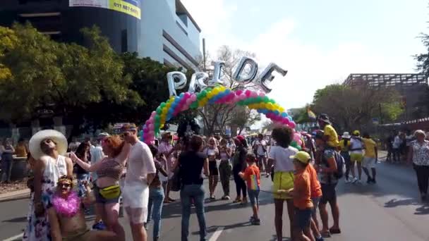 Joanesburgo África Sul Outubro 2019 Grupo Pessoas Tirando Selfies Fotografias — Vídeo de Stock