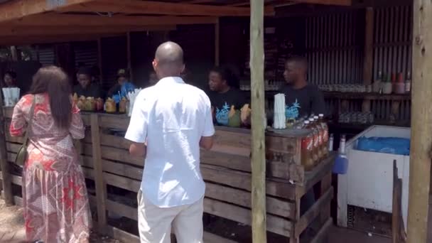 Johannesburgo Sudáfrica Octubre 2019 Gente Compra Bebidas Locales Los Puestos — Vídeos de Stock