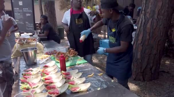 Joanesburgo África Sul Outubro 2019 Homem Que Cozinha Vende Cozinha — Vídeo de Stock