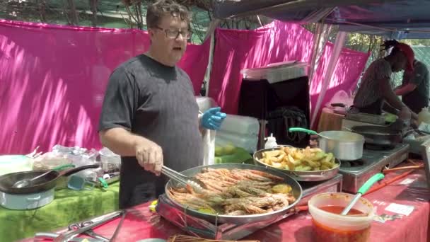 Johannesburgo Sudáfrica Octubre 2019 Hombre Cocinando Vendiendo Cocina Local Puesto — Vídeos de Stock