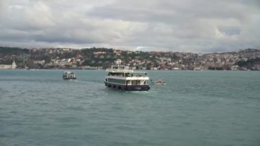 İstanbul, Türkiye - Şubat 2020: Kargo tanker gemisi boğazdan geçiyor, 15 Temmuz Şehitleri Köprüsü 'nün altından geçiyor