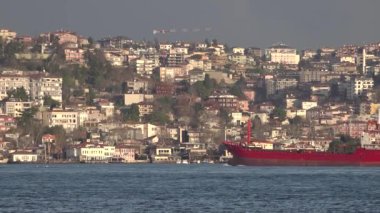İstanbul, Türkiye - Şubat 2020: Kargo tanker gemisi boğazda seyrediyor