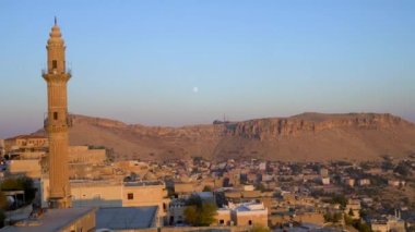 Mardin, Türkiye - Ocak 2020: Sehidiye camisi ve eski Mardin kentsel manzaralı minaresi