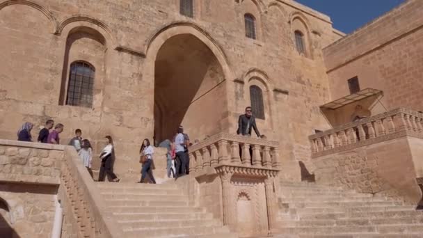 Midyat Mardin Turkey January 2020 Τουρίστες Που Επισκέπτονται Mor Gabriel — Αρχείο Βίντεο