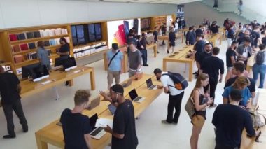 San Francisco, California, ABD - Ağustos 2019: Apple ürünlerini inceleyen insanlar telefon ve tabletleri Union Square 'deki Apple Store' da inceliyor