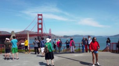 San Francisco, California, ABD - Ağustos 2019: Güneşli bir yaz günü ziyaret eden turistlerle Golden Gate Köprüsü