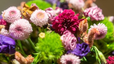 Çiçek buketi evde ya da kutlamada süsleme için düzenlenir. Alan derinliği ve odak dışı ilk başta kasıtlı olarak yapılır