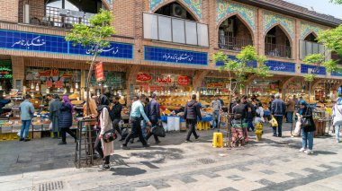 Tahran, İran - Mayıs 2019: Dükkanlar ve yerel halkın alışveriş yaptığı Tahran şehir merkezi