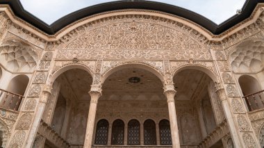 Kashan, İran - Mayıs 2019: Tabatabaei Natanzi Khaneh Tarih Evi 'nin mimari detayları. Harika bir Pers mimarisi. Kashan, Orta Doğu 'nun popüler bir turizm beldesi..
