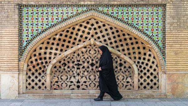 Teherán Irán 2019 Május Iráni Sétál Egy Iszlám Művészeti Ablak — Stock Fotó