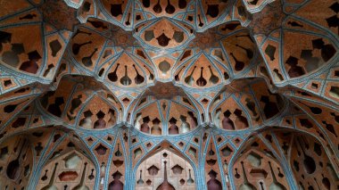İsfahan, İran - Mayıs 2019: Naqsh-e Cihan Meydanı 'ndaki büyük bir saray olan Ali Qapu Sarayı' nın iç mimari detayları