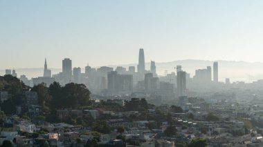 San Francisco, California, ABD - Ağustos 2019: Sisli bir günde San Francisco şehir merkezi