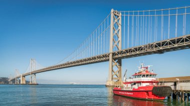 San Francisco, CA, ABD - Ağustos 2019: Kaliforniya, ABD 'deki San Francisco Bay köprüsünün panoramik manzarası