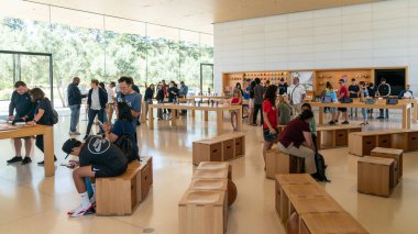 Cupertino, CA, USA - Ağustos 2019: Apple Store in Cupertino 'da Apple ürünlerini inceleyen insanlar, Apple genel merkezi sonsuz döngü