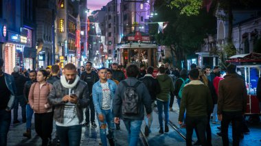 İstanbul, Türkiye - Kasım 2019: Taksim eski tramvayı Istiklal Caddesi 'nden geçerek İstiklal Meydanı' ndaki Taksim Meydanı 'na doğru ilerliyor