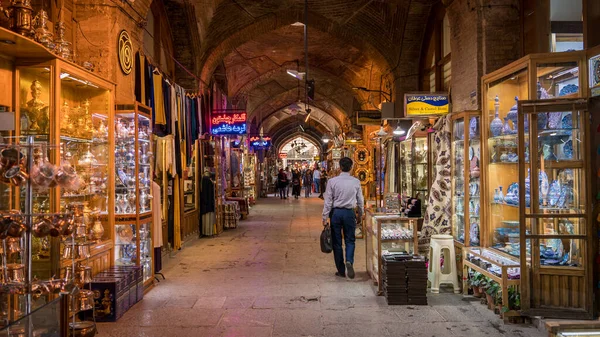 イスファハン イラン 5月2019 イランの古代のIsfahan壮大なバザー カーペットやお土産店でいっぱいの市場 観光客や地元の人々とイサファハンで人気のランドマークショッピング — ストック写真