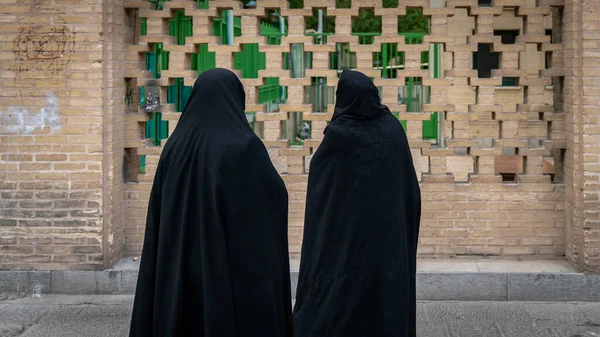 Isfahán Irán Mayo 2019 Mujeres Iraníes Vestido Negro Hijab —  Fotos de Stock