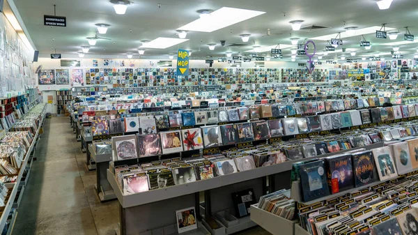 San Francisco, California, ABD, Ağustos 2019: San Francisco, ABD 'de eski tarz vinil plaklı kutuların yer aldığı müzik mağazası