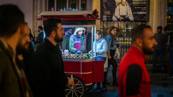 イスタンブール トルコ 11月2019 夕方遅くに主要歩行者Taksim Istiklal Streetでロースト栗を販売する男 意図的に もともと行われたフィールドとぼやけての深さ — ストック写真