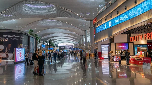 Stambuł Turcja Maj 2019 Wnętrze Nowego Lotniska Stambule Pasażerami Chodzącymi — Zdjęcie stockowe
