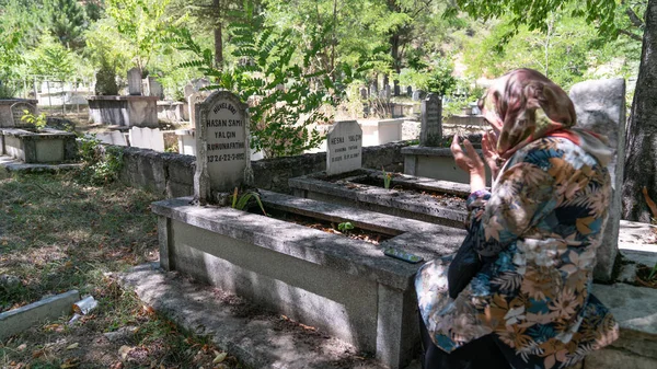 Istanbul Turecko Říjen 2012 Muslimka Modlí Hrobů Hřbitově — Stock fotografie