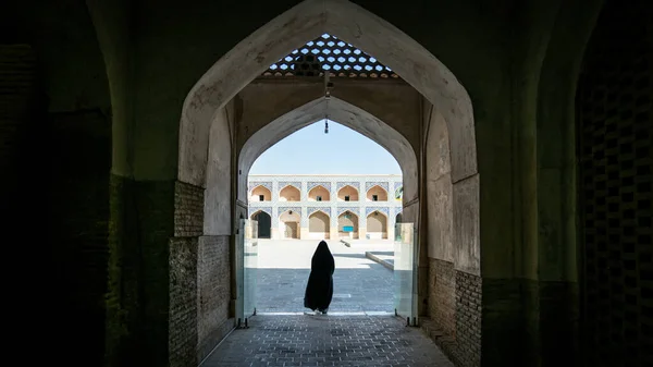 Isfahan Iran Mei 2019 Wanita Irania Tak Dikenal Berpakaian Hitam Stok Lukisan  