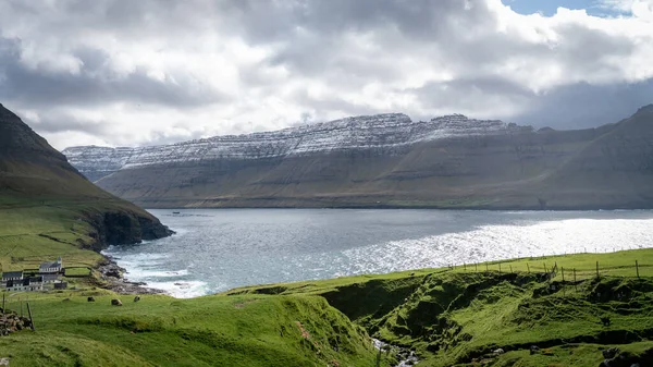 Faroe Adaları 'ndaki dramatik manzara. Kuzey Atlantik 'teki Faroe Adaları' nın doğası.