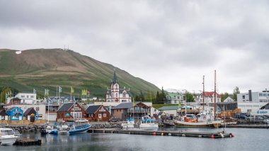 Husavik, İzlanda - Haziran 2019: Husavik kasabası, Husavik limanında balina izlemek için kullanılan geleneksel ahşap balıkçı tekneleri