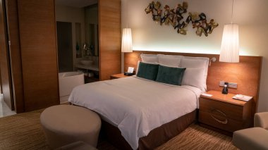 Bakü, Azerbaycan - Temmuz 2019: Bakü JW Marriott Absheron otel odasının iç dekorasyonu