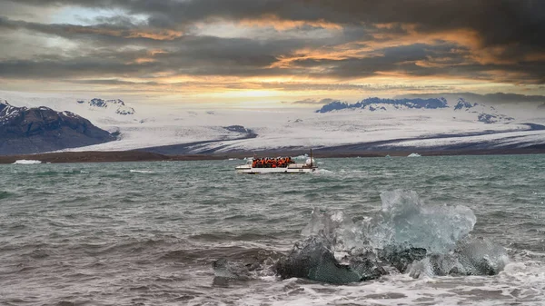 Jokulsarlon Islândia Maio 2019 Turistas Não Identificados Fazendo Passeio Barco — Fotografia de Stock