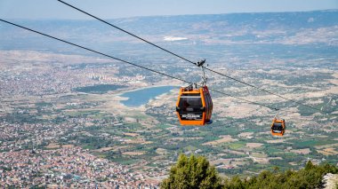 Denizli, Türkiye - Ekim 2019: Denizli Teleferik teleferiği Denizli ve Bagbasi platosu arasında yolcu taşıyor