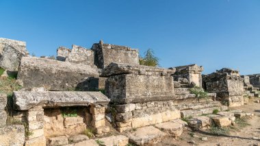 Denizli, Türkiye - Ekim 2019: Pamukkale 'de Hierapolis şehir kalıntıları