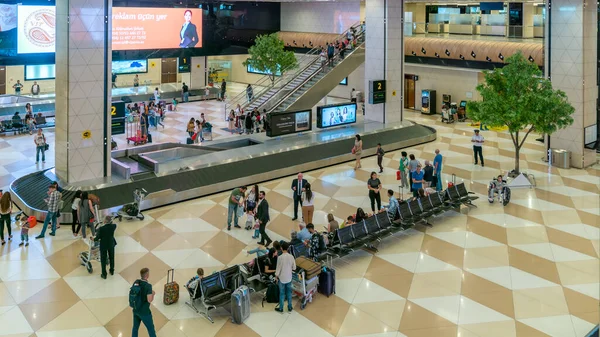 Baku Azerbejdżan Lipiec 2019 Przyjazd Pasażerów Odbierających Bagaż Lotnisku Heydar — Zdjęcie stockowe